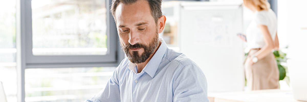 Programa Te lo Mereces Nómina - Un hombre de negocios trabajando con su portátil Programa Te lo Mereces Nómina - Un hombre de negocios trabajando con su portátil