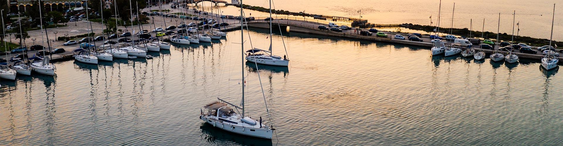 Seguro de Embarcaciones de Recreo - Embarcadero con barcos y veleros atracados junto al mar